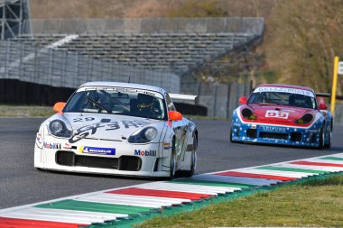 Scarperia, 3 Nisan 2022: Porsche 996 GT3 RS yılı 2003 Mugello Classic 2022 tarihinde İtalya 'daki Mugello Pisti' nde faaliyet gösterdi.