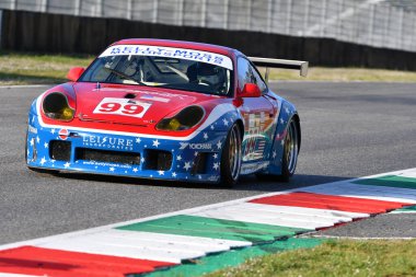 Scarperia, 3 Nisan 2022: Porsche 996 GT3-RSR 2001 Mugello Classic 2022 'de İtalya' daki Mugello Pisti 'nde eylem halindeydi..