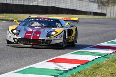 Scarperia, 3 Nisan 2022: Ford GT GT1 yılı 2010 Mugello Classic 2022 'de İtalya' daki Mugello Pisti 'nde.