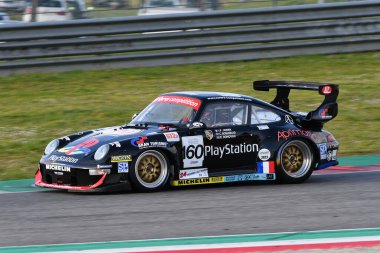 Scarperia, 3 Nisan 2022: Porsche 993 GT2 yılı 1997 Mugello Classic 2022 'de İtalya' daki Mugello Pisti 'nde.