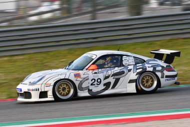 Scarperia, 3 Nisan 2022: Porsche 996 GT3 RS yılı 2003 Mugello Classic 2022 tarihinde İtalya 'daki Mugello Pisti' nde faaliyet gösterdi.