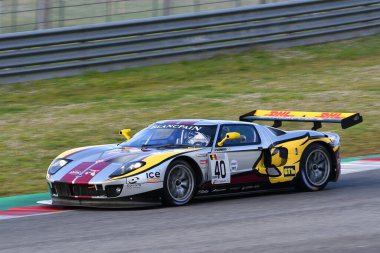 Scarperia, 3 Nisan 2022: Ford GT GT1 yılı 2010 Mugello Classic 2022 'de İtalya' daki Mugello Pisti 'nde.