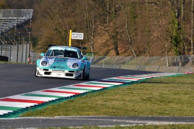 Scarperia, 3 Nisan 2022: Porsche 993 GT2 yıl 1998 Mugello Classic 2022 'de İtalya' daki Mugello Pisti 'nde.