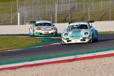Scarperia, 3 Nisan 2022: Porsche 993 GT2 yıl 1998 Mugello Classic 2022 'de İtalya' daki Mugello Pisti 'nde.
