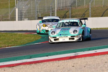 Scarperia, 3 Nisan 2022: Porsche 993 GT2 yıl 1998 Mugello Classic 2022 'de İtalya' daki Mugello Pisti 'nde.