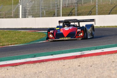Scarperia, 3 Nisan 2022: Lola B98 / 10 2001 Mugello Classic 2022 'de İtalya' daki Mugello Pisti 'nde eylem halindeydi.