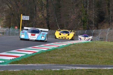 Scarperia, 3 Nisan 2022: Porsche 962 C yılı 1990 Mugello Classic 2022 'de İtalya' daki Mugello Pisti 'nde.