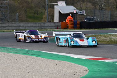 Scarperia, 3 Nisan 2022: Porsche 962 C yılı 1990 Mugello Classic 2022 'de İtalya' daki Mugello Pisti 'nde.