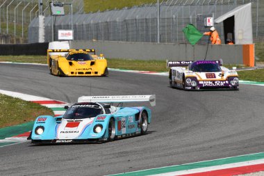 Scarperia, 3 Nisan 2022: Porsche 962 C yılı 1990 Mugello Classic 2022 'de İtalya' daki Mugello Pisti 'nde.