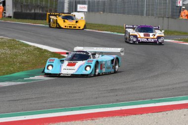 Scarperia, 3 Nisan 2022: Porsche 962 C yılı 1990 Mugello Classic 2022 'de İtalya' daki Mugello Pisti 'nde.