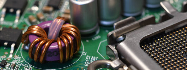 детали электронных компонентов на материнской плате компьютера. длинный баннер веб-изображения