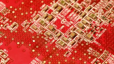 Dönüşümlü bileşenleri olan devre kartı. Bileşenleriyle birlikte kırmızı elektronik panoyu kapat.
