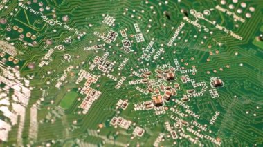 Dönüşümlü yeşil baskılı devre kartı. Yazdırılmış elektronik panoyu kapat