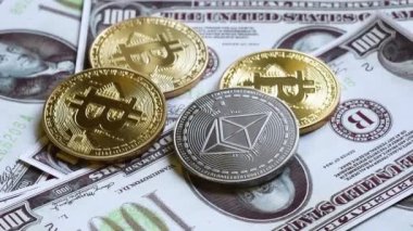 Erkek eli Bitcoin ve ethereum bozukluklarının yanında yüz dolarlık banknotlar yatırıyor..