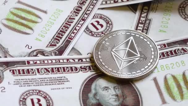 Ethereum Érme Több Mint 100 Dolláros Bankjegyek Közelről — Stock videók