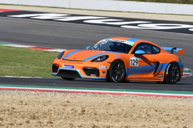Mugello Pisti, İtalya - 23 Eylül 2022: Porsche 718 Cayman GT4, Porsche Sports Cup Suisse etkinliği sırasında Mugello Pisti 'nde faaliyette. İtalya.