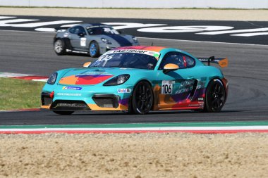 Mugello Pisti, İtalya - 23 Eylül 2022: Porsche 718 Cayman GT4, Porsche Sports Cup Suisse etkinliği sırasında Mugello Pisti 'nde faaliyette. İtalya.