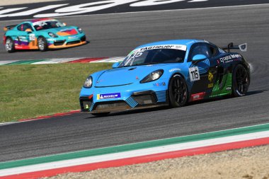 Mugello Pisti, İtalya - 23 Eylül 2022: Porsche 718 Cayman GT4, Porsche Sports Cup Suisse etkinliği sırasında Mugello Pisti 'nde faaliyette. İtalya.