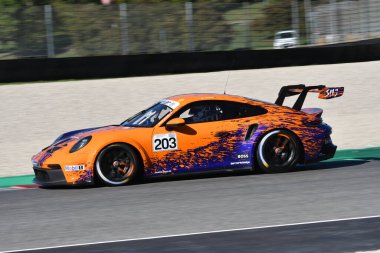 Mugello Pisti, İtalya - 23 Eylül 2022: Porsche 911 GT3992 Porsche Sports Cup Suisse etkinliği sırasında Mugello Pisti 'nde faaliyette. İtalya