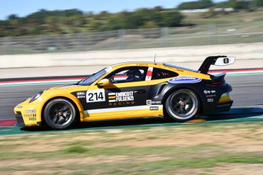 Mugello Pisti, İtalya - 23 Eylül 2022: Porsche 911 GT3992 Porsche Sports Cup Suisse etkinliği sırasında Mugello Pisti 'nde faaliyette. İtalya