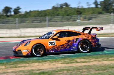 Mugello Pisti, İtalya - 23 Eylül 2022: Porsche 911 GT3992 Porsche Sports Cup Suisse etkinliği sırasında Mugello Pisti 'nde faaliyette. İtalya