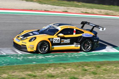 Mugello Pisti, İtalya - 23 Eylül 2022: Porsche 911 GT3992 Porsche Sports Cup Suisse etkinliği sırasında Mugello Pisti 'nde faaliyette. İtalya