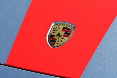 Mugello Pisti, İtalya 23 Eylül 2022: Porsche logosu kırmızı Porsche 911 GT3 Carrera spor otomobiline yakın plan