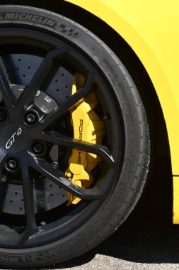 Mugello Circuit İtalya 23 Eylül 2022: Mugello Pisti 'nde sarı kalibreli bir Porsche 718 Cayman GT4' ün alaşımlı siyah tekerlek detayları. İtalya.