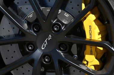 Mugello Circuit İtalya 23 Eylül 2022: Mugello Pisti 'nde sarı kalibreli bir Porsche 718 Cayman GT4' ün alaşımlı siyah tekerlek detayları. İtalya.