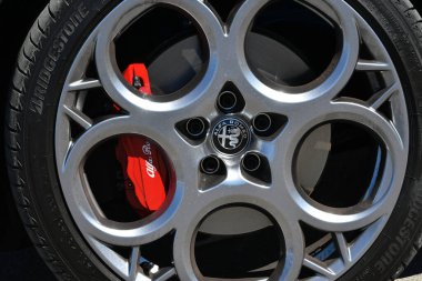 Mugello Pisti, İtalya, 23 Eylül 2022: Mugello Pisti 'ndeki Alfa Romeo Tonale Edizione Speciale' in alaşımlı tekerleğinin ayrıntıları. İtalya.