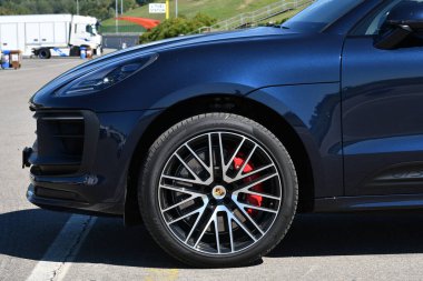 Mugello Circuit, İtalya 23 Eylül 2022: Mugello Pisti 'nde kırmızı kalibre Porsche Cayenne Turbo' ya sahip alaşımlı siyah tekerlek ayrıntıları sergilenmektedir. İtalya.