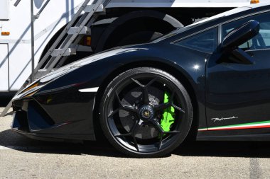 Mugello Pisti, İtalya 23 Eylül 2022: 2022 Mugello Pisti Paddock 'ta sergilenmekte olan Lamborghini Huracan Performansı' nın yeşil kalibreli alaşımlı siyah tekerlek ayrıntıları. İtalya.