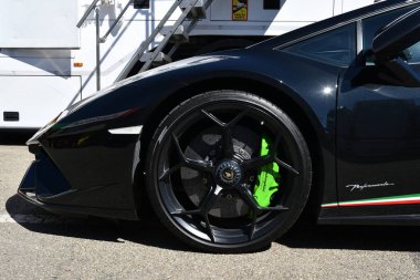 Mugello Pisti, İtalya 23 Eylül 2022: 2022 Mugello Pisti Paddock 'ta sergilenmekte olan Lamborghini Huracan Performansı' nın yeşil kalibreli alaşımlı siyah tekerlek ayrıntıları. İtalya.