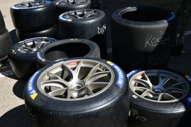 Mugello Pisti, İtalya - 23 Eylül 2022: Michelin lastikli yarış alaşımlı tekerleklerin ayrıntıları. İtalya.