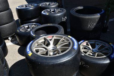 Mugello Pisti, İtalya - 23 Eylül 2022: Michelin lastikli yarış alaşımlı tekerleklerin ayrıntıları. İtalya.