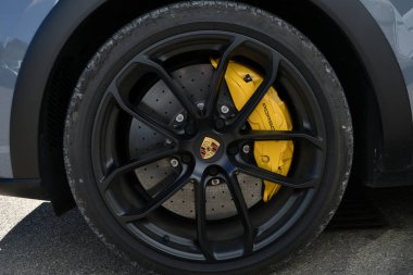 Mugello Circuit, İtalya 23 Eylül 2022: Mugello Pisti 'nde sarı kalibre Porsche Cayenne Turbo sergilenen alaşımlı siyah tekerlek ayrıntıları. İtalya.