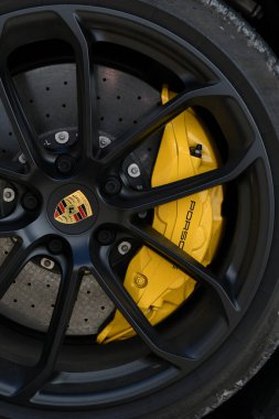 Mugello Circuit, İtalya 23 Eylül 2022: Mugello Pisti 'nde sarı kalibre Porsche Cayenne Turbo sergilenen alaşımlı siyah tekerlek ayrıntıları. İtalya.