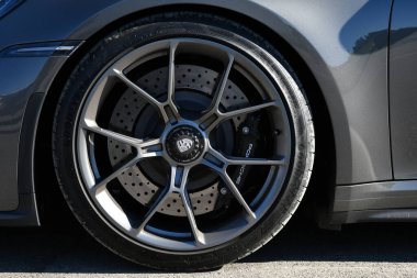 Mugello Pisti, İtalya 23 Eylül 2022: Porsche 911 GT3 'ün alaşımlı tekerleği Porsche Sports Cup Suisse etkinliği sırasında Mugello Paddock' ta sergilenmektedir. İtalya.