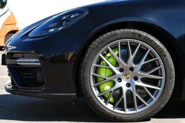 Mugello Pisti, İtalya, 23 Eylül 2022: Mugello Pisti 'nde sarı kalibreli Porsche spor arabası sergilenen alaşım tekerleği ayrıntıları. İtalya.