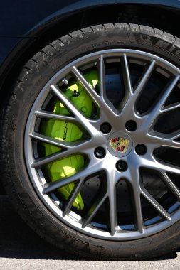 Mugello Pisti, İtalya, 23 Eylül 2022: Mugello Pisti 'nde sarı kalibreli Porsche spor arabası sergilenen alaşım tekerleği ayrıntıları. İtalya.