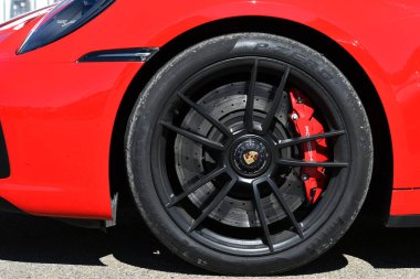 Mugello Pisti, İtalya 23 Eylül 2022: Porsche Sports Cup Suisse etkinliği sırasında Porsche 911 GT3 Paddock 'ta kırmızı kalibreli alaşım tekerleği ayrıntıları sergilenmektedir. İtalya.