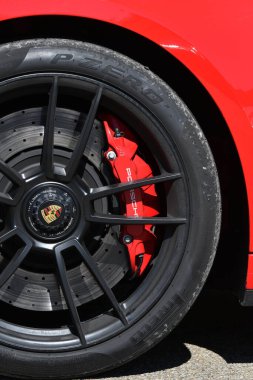 Mugello Pisti, İtalya 23 Eylül 2022: Porsche Sports Cup Suisse etkinliği sırasında Porsche 911 GT3 Paddock 'ta kırmızı kalibreli alaşım tekerleği ayrıntıları sergilenmektedir. İtalya.