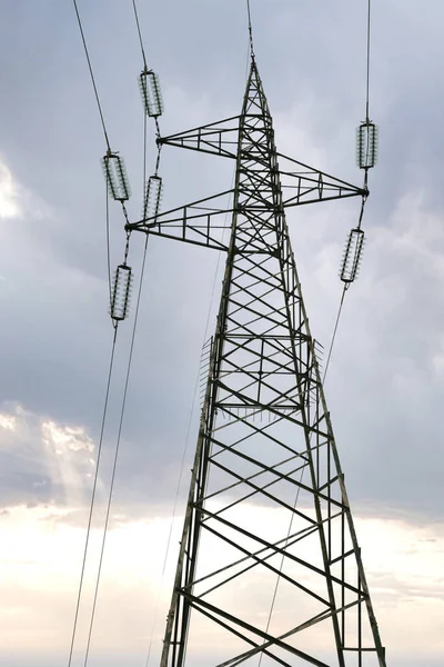 Enrejado Corriente Eléctrica Una Línea Distribución Con Aislantes Contra Cielo — Foto de Stock