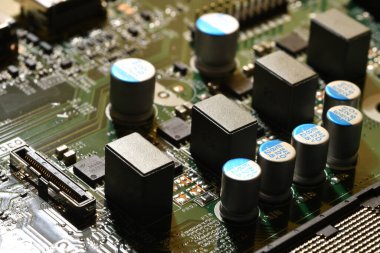 Modern bir bilgisayar anakartında elektronik bileşenlerin ayrıntıları