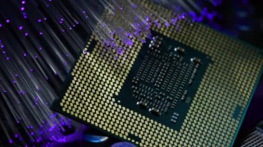 Renkli fiber optiklerle aydınlatılmış modern bir işlemciye aşırı yakın çekim. yakınlaştır