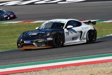 Mugello Pisti, İtalya - 23 Eylül 2022: Porsche 718 Cayman GT4, Porsche Sports Cup Suisse etkinliği sırasında Mugello Pisti 'nde faaliyette. İtalya.