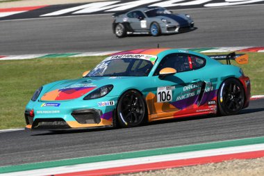Mugello Pisti, İtalya - 23 Eylül 2022: Porsche 718 Cayman GT4, Porsche Sports Cup Suisse etkinliği sırasında Mugello Pisti 'nde faaliyette. İtalya.