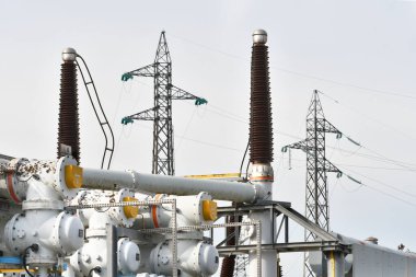 Güç santralinde yüksek voltajlı elektrik yalıtıcıları