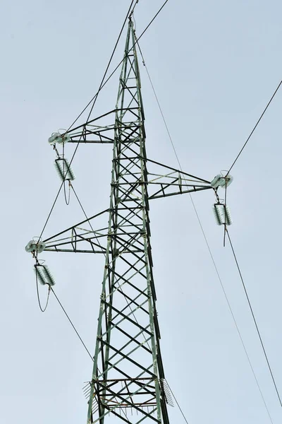 Trellis Prądu Elektrycznego Linii Rozdzielczej Izolatorami — Zdjęcie stockowe