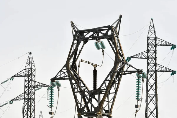 Enrejado Corriente Eléctrica Una Línea Distribución Con Aisladores — Foto de Stock